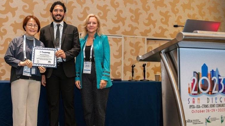 Dr Mohamed Elzawahry receiving his award a the IPITA-IXA-CTRMS Joint Congress in San Diego